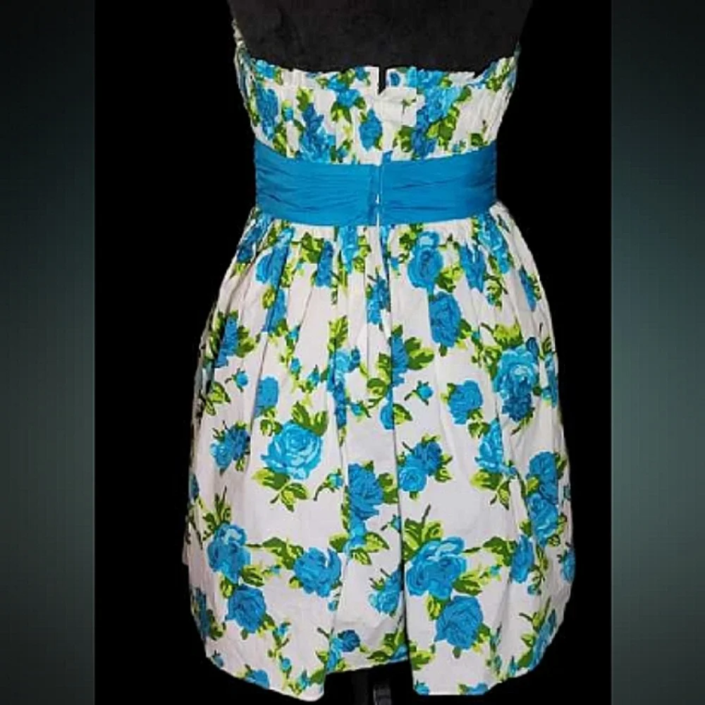 BETSEY JOHNSON Women's White / Blue Floral Strapless Fit & Flare Dress. Size 6 - Picture 2 of 8